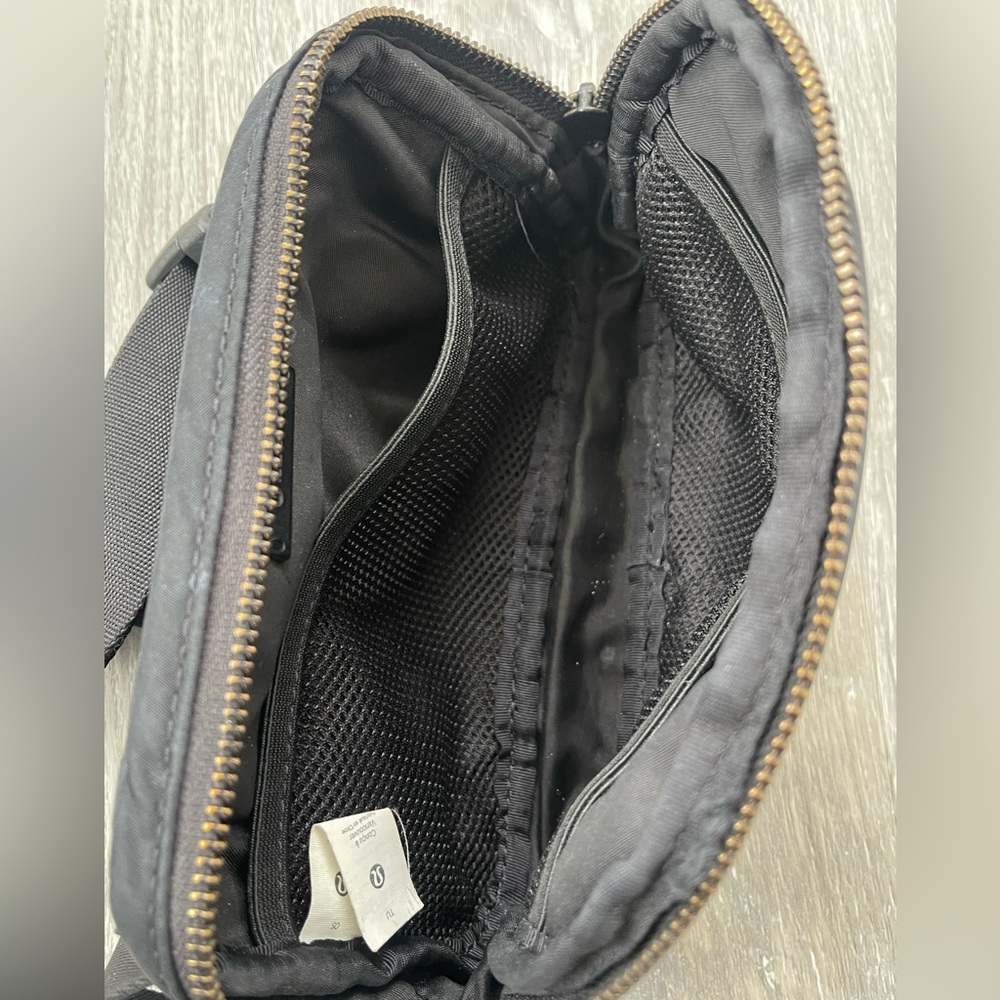 Lululemon Everywhere Black Belt Bag Fanny Pack - Picture 3 of 3